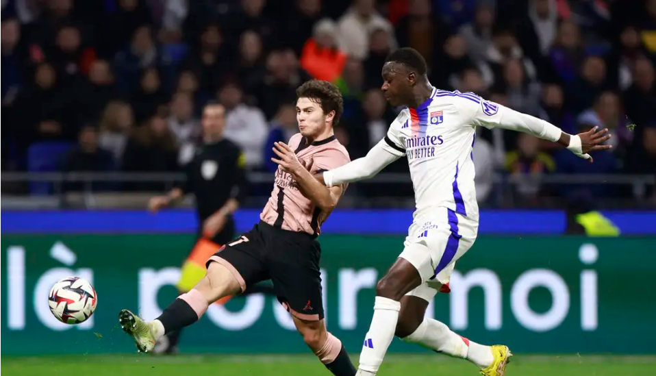 包含法甲比赛夜场高潮不断，精彩进球与扑救成最大看点的词条